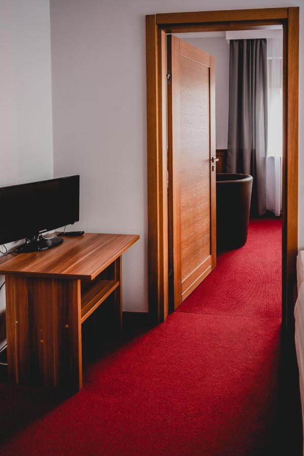 Hotel Nad Morzem- Art-Pension Świerzno Exteriör bild