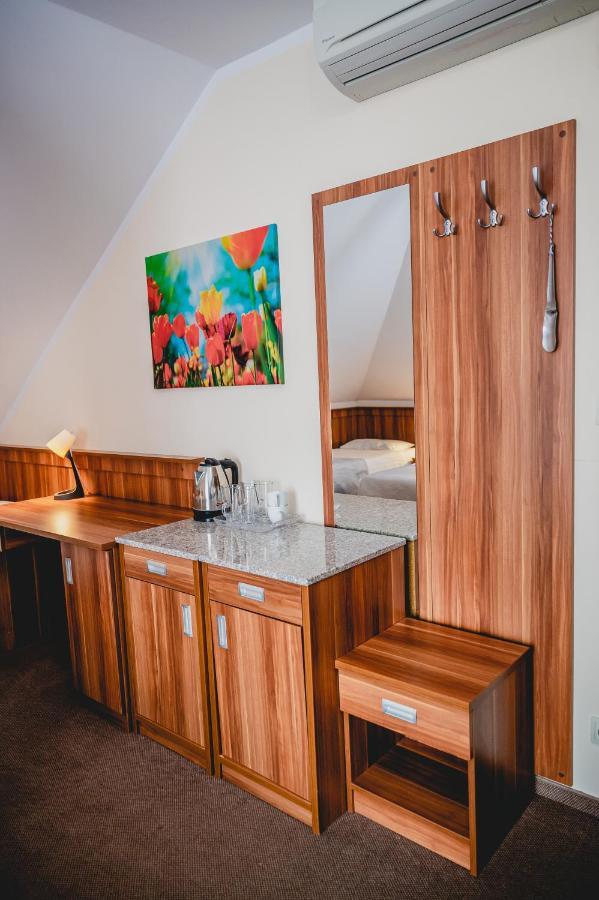 Hotel Nad Morzem- Art-Pension Świerzno Exteriör bild